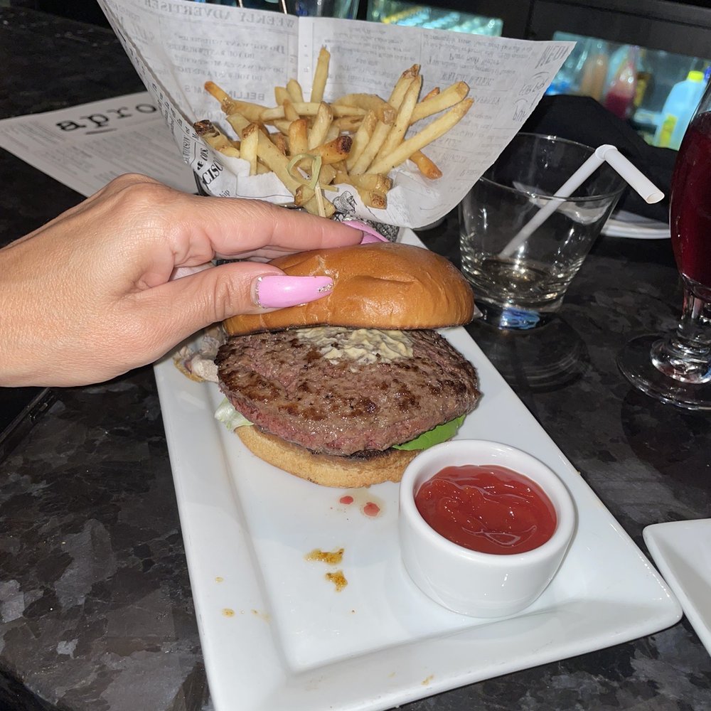 Baltimore Marriott Waterfront - Burger. - Hotels Near Me - Baltimore, Maryland Baltimore Marriott Waterfront - Burger. - Hotels Near Me - Baltimore, Maryland