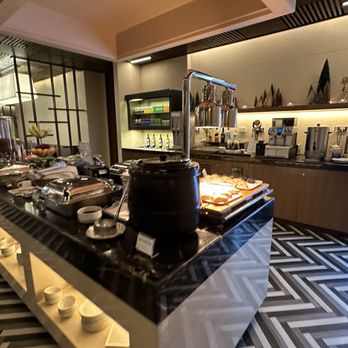 SilverKris Lounge - Buffet - Airport Lounges Near Me SilverKris Lounge - Buffet - Airport Lounges Near Me