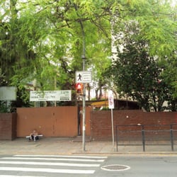 CLEP - Centro de Línguas Estrangeiras Piratini - Nem parece mas, atrás desse muro e das árvores, está o colégio onde fica o CLEP.