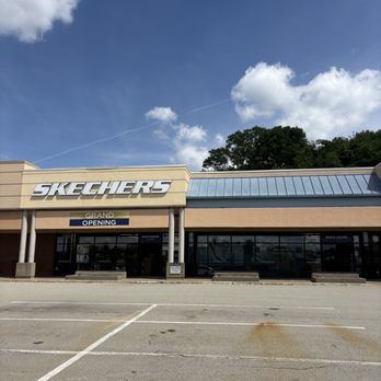 SKECHERS - Storefront - Shoe Stores Near Me - Monroeville, Pennsylvania SKECHERS - Storefront - Shoe Stores Near Me - Monroeville, Pennsylvania