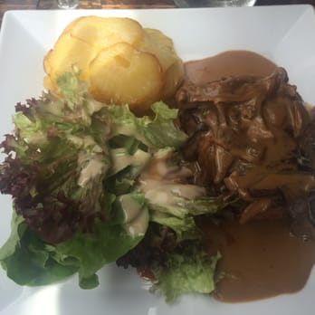 Café Roussillon - Fillet is steak with mushroom sauce and potato pancakes and green salad - Cafes Near Me - Paris, 75 Café Roussillon - Fillet is steak with mushroom sauce and potato pancakes and green salad - Cafes Near Me - Paris, 75