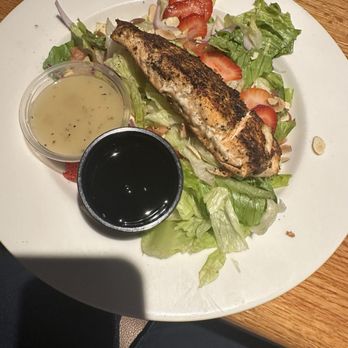 Applebee's Grill + Bar - Berry salad with salmon - American Near Me - Stow, Ohio
