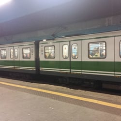 Cernusco Sul Naviglio M2 - Metrò in arrivo sulla banchina direzione Gessate.