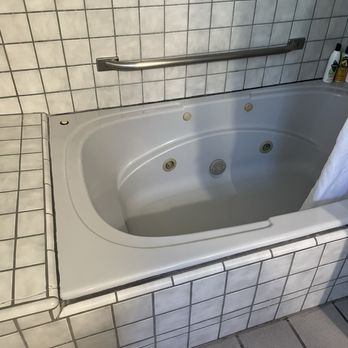Camellia Inn - Jacuzzi tub shower - Bed & Breakfast Near Me - Healdsburg, California