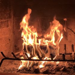 The Chelan Condominiums - Cozy fire. A2hr log is provided each day. We brought some 4 hr logs from home.