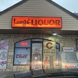 Lang's Liquor - Front entrance definitely has enough parking