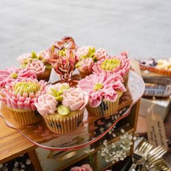 The Flower Cupcake - 2 4 ct classic cupcakes, lemon blueberry flavor