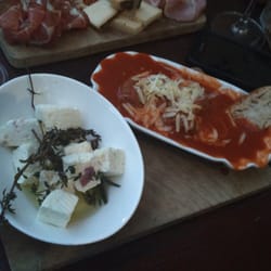 Hackfleischbällchen in Tomatensauce und eingelegter Ziegenkäse