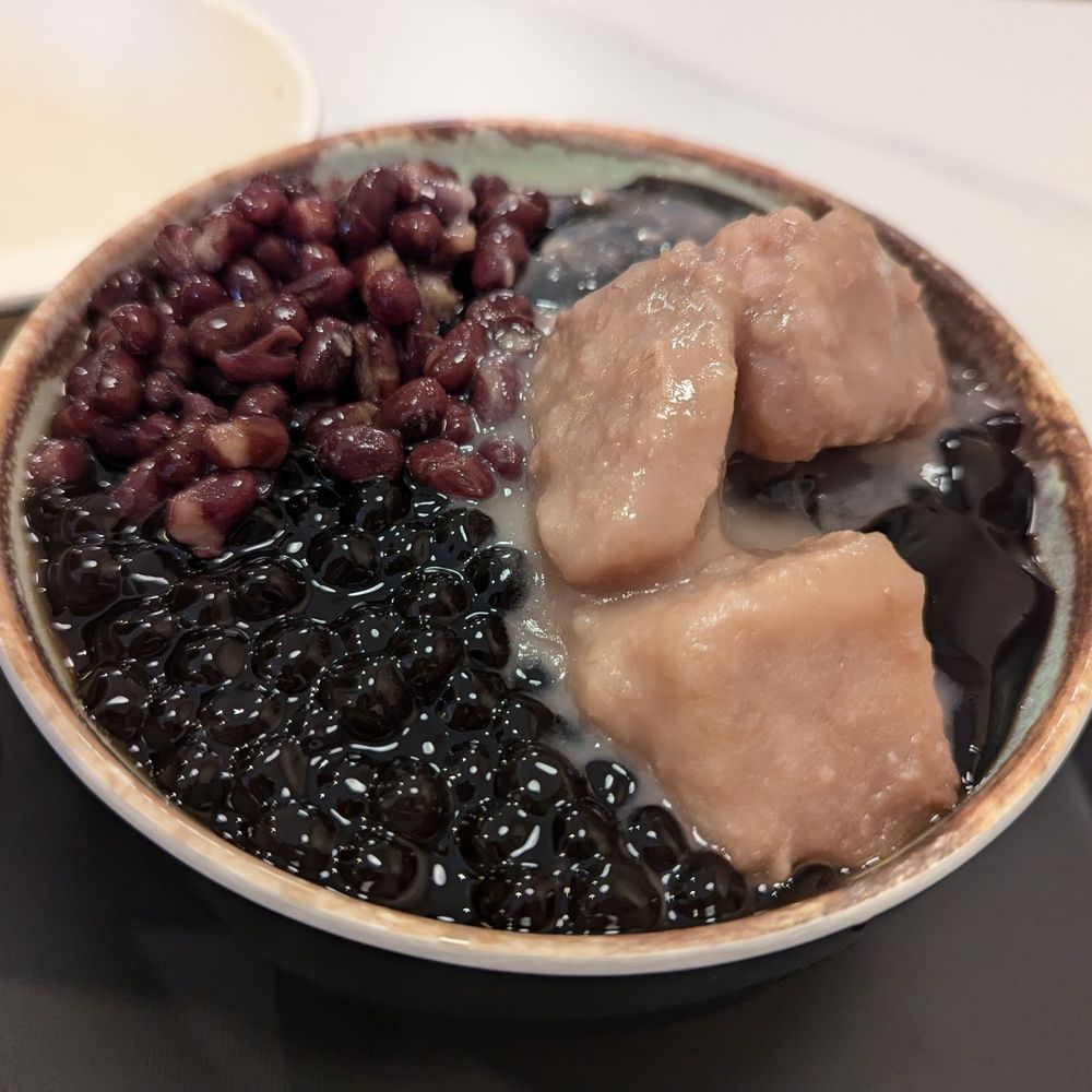 Check out all of the toppings on this shaved ice bowl! Check out all of the toppings on this shaved ice bowl!