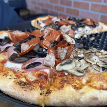 Ferroni’s Pizza - Half Peoples Choice & Half New Yorker - Pizza Near Me - Manteca, California
