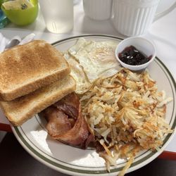 Double B Farm Country Store & Cafe - Two eggs, hashbrowns, bacon, and toast
