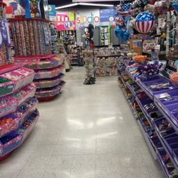 BIG STORE, too many employees with nothing to do.. LoL