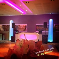 DJ Big Blender - De DJ Show Gold: de beste A-merk apparatuur en deze stijlvolle ovale witte dj booth als disco meubel!