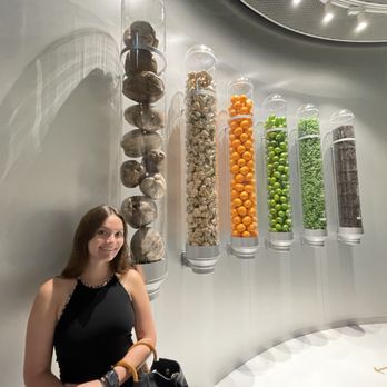 Lindt Factory Outlet - Chocolatiers & Shops Near Me - Kilchberg, ZH Lindt Factory Outlet - Chocolatiers & Shops Near Me - Kilchberg, ZH