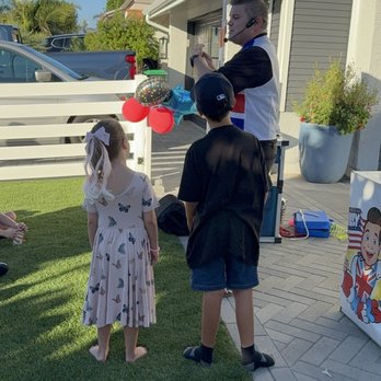 Billy Bonkers Magic - Birthday kids participating in the magic! - Magicians Near Me Billy Bonkers Magic - Birthday kids participating in the magic! - Magicians Near Me