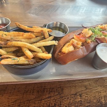 Link & Pin Arboretum - Lobster roll with truffle fries - Steakhouses Near Me - Charlotte, North Carolina
