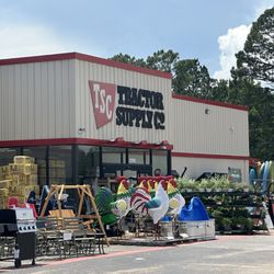 Tractor Supply - Entrance