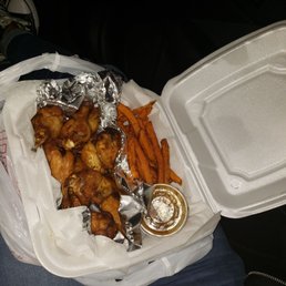Smoked wings w/ sweet potato fries Smoked wings w/ sweet potato fries
