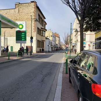 Commune of Malakoff - Looking North on Rue Pierre Larousse in Malakoff - Local Flavor Near Me