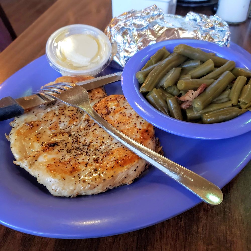 Gg's Corner Cafe - Grilled chicken breast with green beans - Cafes Near Me - Marion, Texas