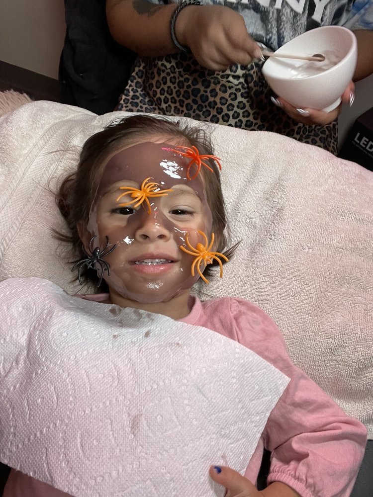 SKN By Napualani Logo