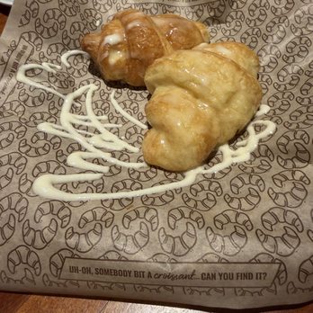 Cheddar's Scratch Kitchen - Crescent rolls - American Near Me - Overland Park, Kansas