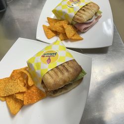La Flor De Jalisco - Combo #3 Sandwich o Panini con bebida, sopa y/o crema