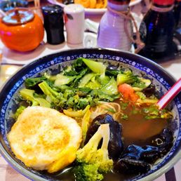 veg and egg noodles soup