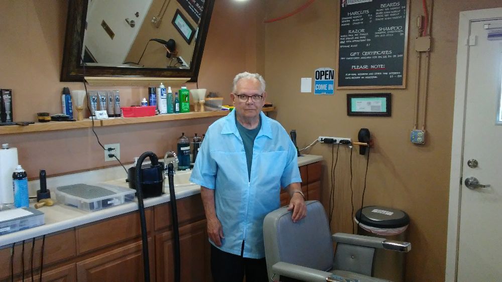 Robert's Barbershop Logo