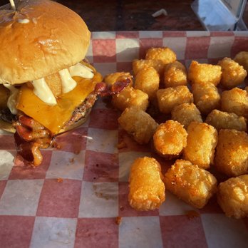 Graffiti Junktion - Sweet home Alabama and tots - American Near Me - Jacksonville Beach, Florida