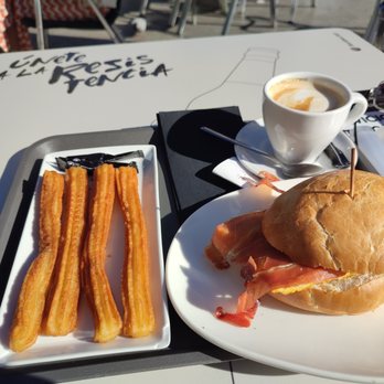 santiago - Cortado (1,50 €), Racion Churros (1,70 e), Mollete Santiago con Jamon y Queso (5 €) - Bars Near Me - Zaragoza, Z