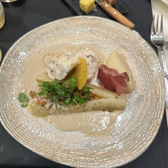 Bistro Autour du Beurre - Monkfish medallion and Bordier butter with Périgord black truffle, leek, celery, apple w/ peanuts and pancetta - French Near Me - Saint-Malo, 35