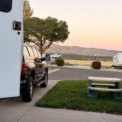 Susanville RV Resort - Views, table and grass