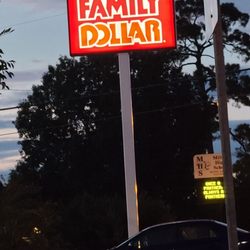 Family Dollar - Signage 08-18-2022