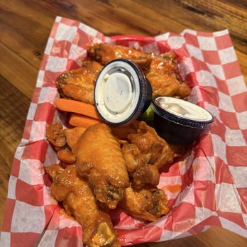 Dirty Birds - 10 wings. Buffalo and spicy garlic - Chicken Wings Near Me - Plano, Texas