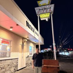 Victory Pig Pizza & Barbecue - Outside sign