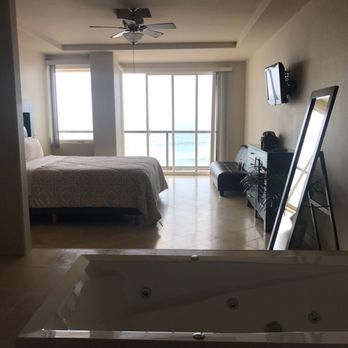 Playa Bonita - Master bedroom, tub - Hotels Near Me - Rosarito, BCN