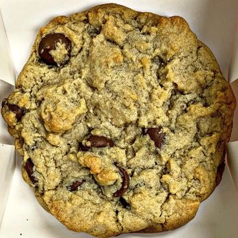 Crumbl - Main Line - Chocolate Chip Cookie - Bakeries Near Me - Wynnewood, Pennsylvania