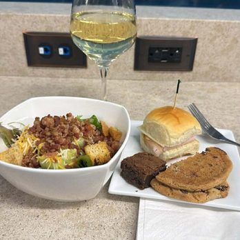Wingtips Lounge - Airport Lounges Near Me - St. Louis, Missouri