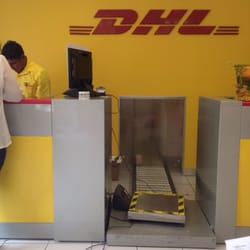 DHL - Servicio lento, sólo un chico en el mostrador atendiendo y 10 personas esperando.