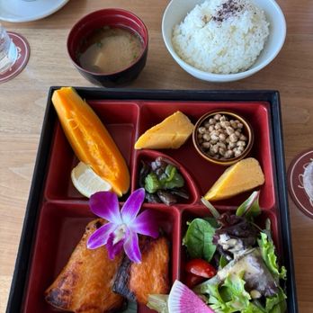 Solera - Breakfast Bento - Lounges Near Me - Honolulu, Hawaii