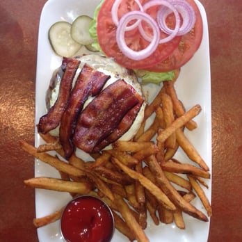 Positive Pie - Burger with egg, tomato and bacon, cooked to perfection. Thank you Maggie for your recommendation! - Italian Near Me - Montpelier, Vermont Positive Pie - Burger with egg, tomato and bacon, cooked to perfection. Thank you Maggie for your recommendation! - Italian Near Me - Montpelier, Vermont