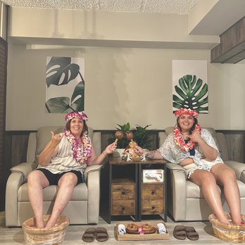 Waikiki Wind Spa - Free foot wash when you book a service at the Waikiki Wind Spa plus we get these fun photos/memories to last a lifetime - Reflexology Near Me - Honolulu, Hawaii