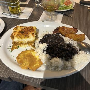 Metropol Restaurant - Pastelon con papa, tostone con pana, platanos maduros, black beans with white rice. - Cuban Near Me - Carolina, Puerto Rico Metropol Restaurant - Pastelon con papa, tostone con pana, platanos maduros, black beans with white rice. - Cuban Near Me - Carolina, Puerto Rico