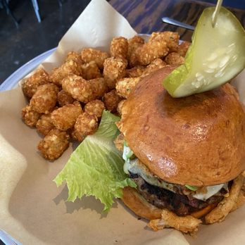 Stretch Bar & Grill - Cortland Street Burger - Sports Bars Near Me - Chicago, Illinois