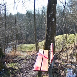 Die rote Bank am Landschaftsweg in Wasserburg