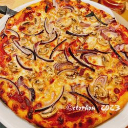 Lago Maggiore - Angebot des Tages Nr.3 Pizza mit Tomate, Mozzarella, Champignons, scharfe Salami, rote Zwiebeln...insgesamt sehr gut belegt...
