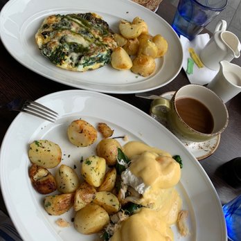 Schooners Monterey - Dungeness Crab Benedict and Egg White Frittata - Seafood Near Me - Monterey, California Schooners Monterey - Dungeness Crab Benedict and Egg White Frittata - Seafood Near Me - Monterey, California