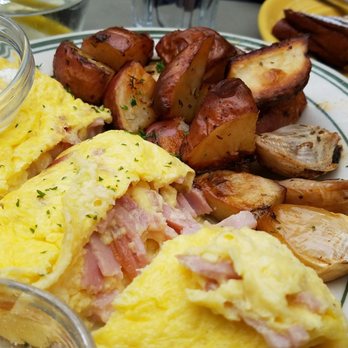 La Note - Omelette fromage et jambon with house potatoes and ROASTED GARLIC! yum yum yum! - French Near Me - Berkeley, California La Note - Omelette fromage et jambon with house potatoes and ROASTED GARLIC! yum yum yum! - French Near Me - Berkeley, California