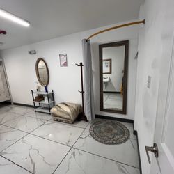 Mississippi Antique Galleria - Bathroom w/ dressing area!